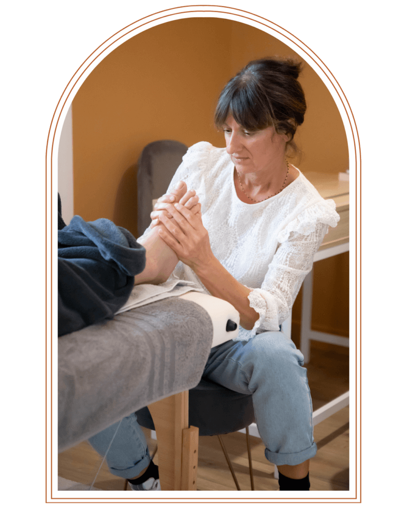 Séance de réflexologie plantaire réalisée par Julie Sabre, naturopathe dans son cabinet JuSnature de Bondues, Nord de la France (59)